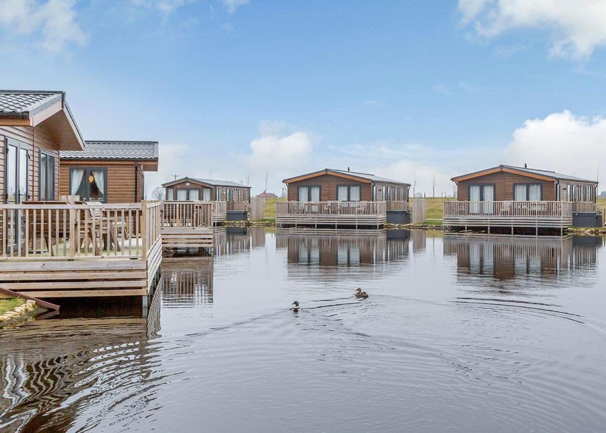 Woodland Lakes Lodges Тірск Екстер'єр фото